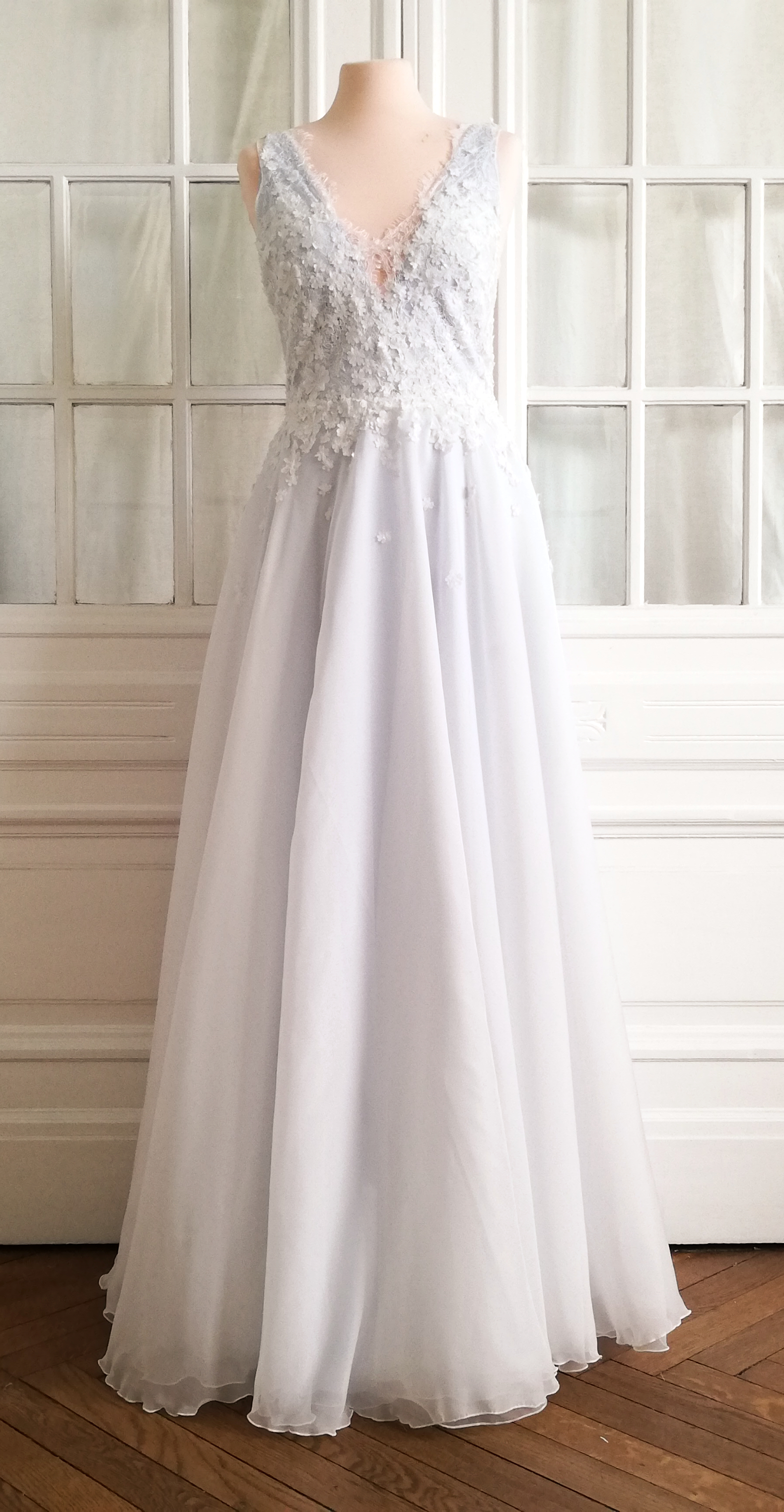 Brautkleid 2-lagig, Überkleid Oberteil aus zarter 3d-Blütenspitze, auslaufend in den Rock aus Chiffon bzw Organza