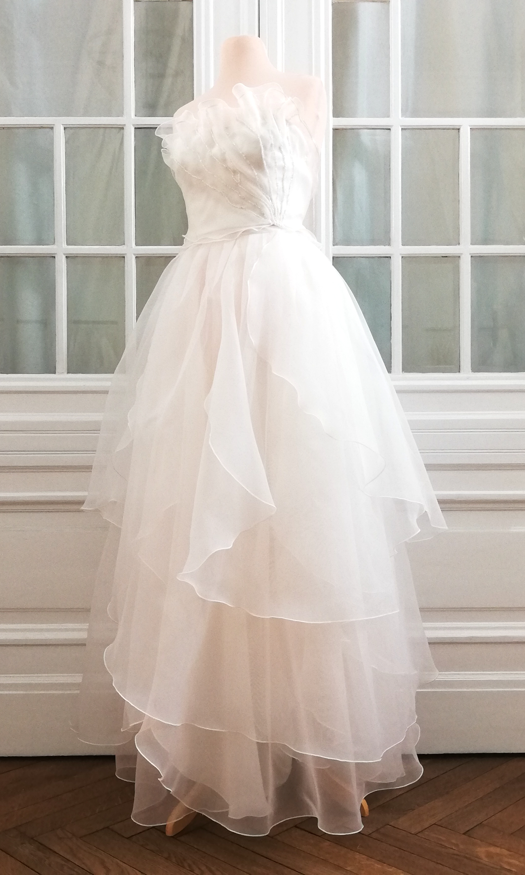 2-teiliges Brautkleid aus Organza, Oberteil wie ein Blütenblatt drapiert und mit Glasperlen bestickt, Rock aus vielen einzelnen Organza-Blütenblättern