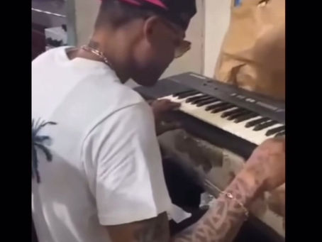 Dancehall artist Shawn storm playing his childhood keyboard for his mother Miss cherry 🖤💪🏿🔥