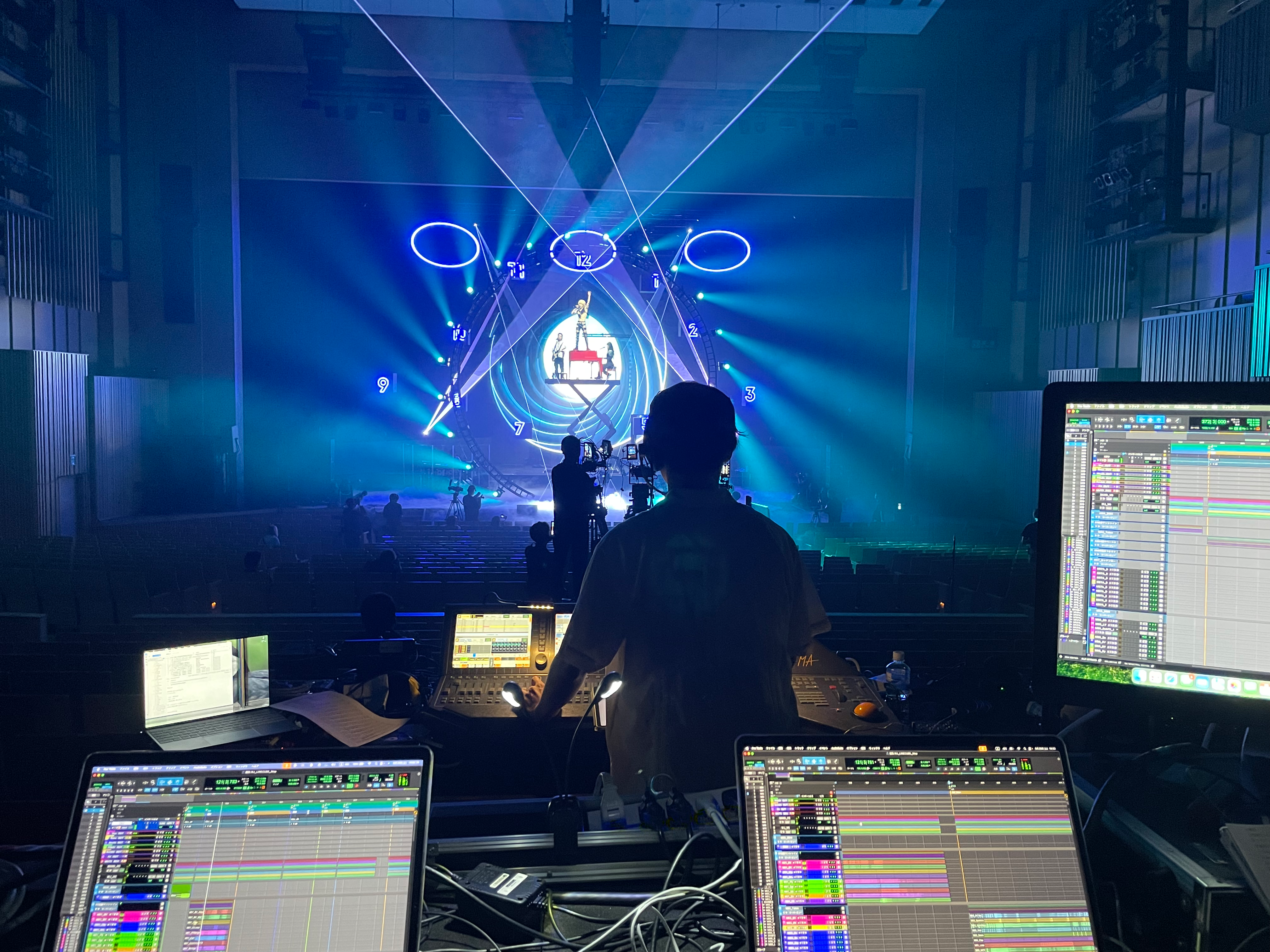ライブ会場のステージ