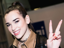 Dua Lipa en una pasarela de moda