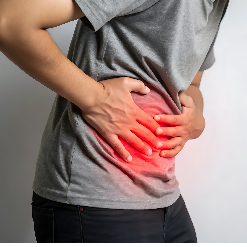 Pessoa com mãos na barriga mostrando desconforto abdominal