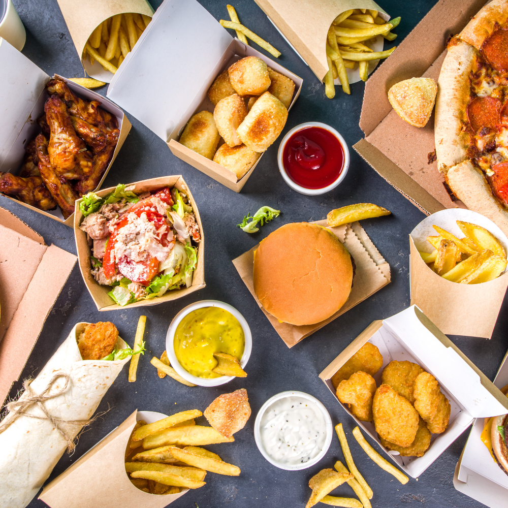 Mesa com alimentos fermentativos e ultraprocessados