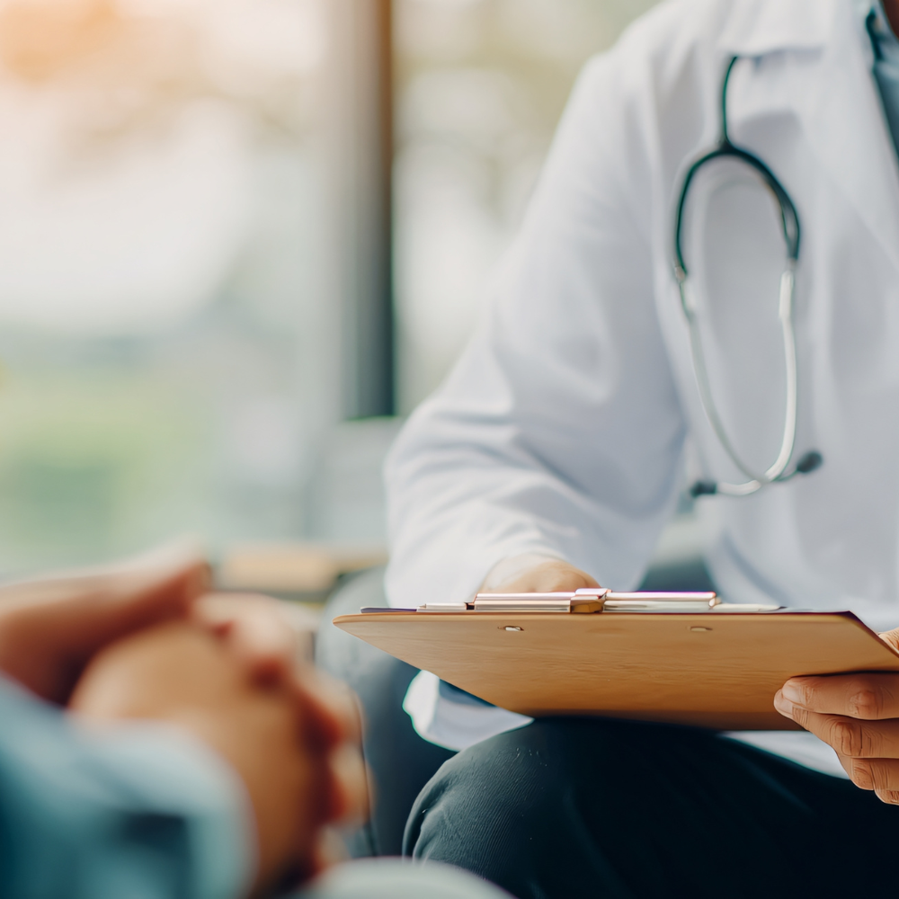Consulta médica sobre inflamação intestinal