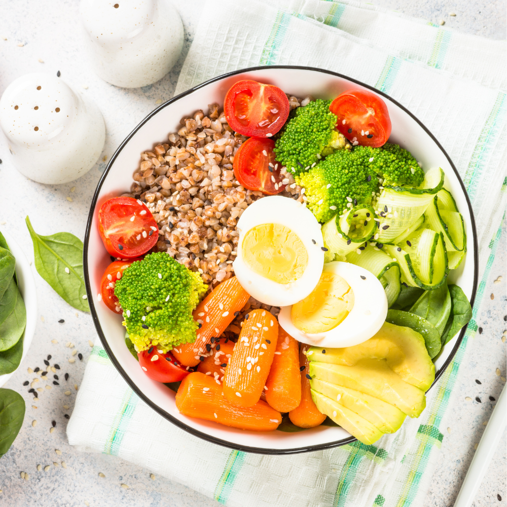 Prato colorido com fibras e alimentos prebióticos