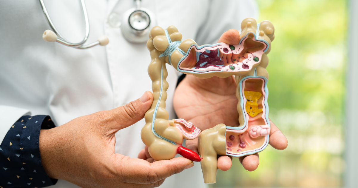 Médico mostrando disbiose para o paciente