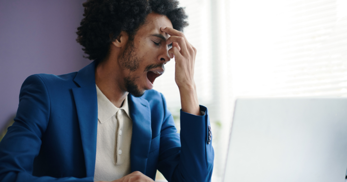 Homem com cansaço e falta de energia durante o dia