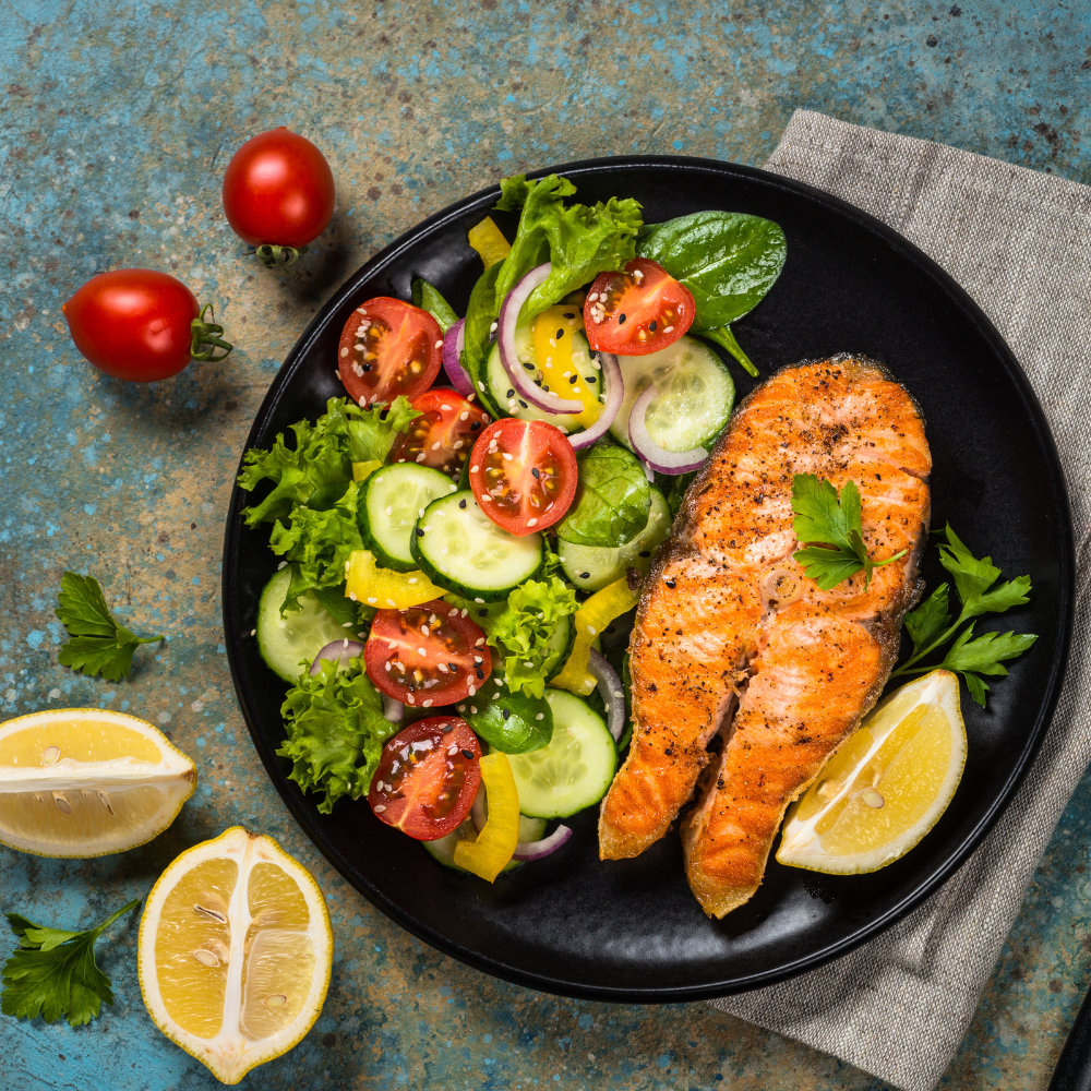 Prato saudável com vegetais e peixes