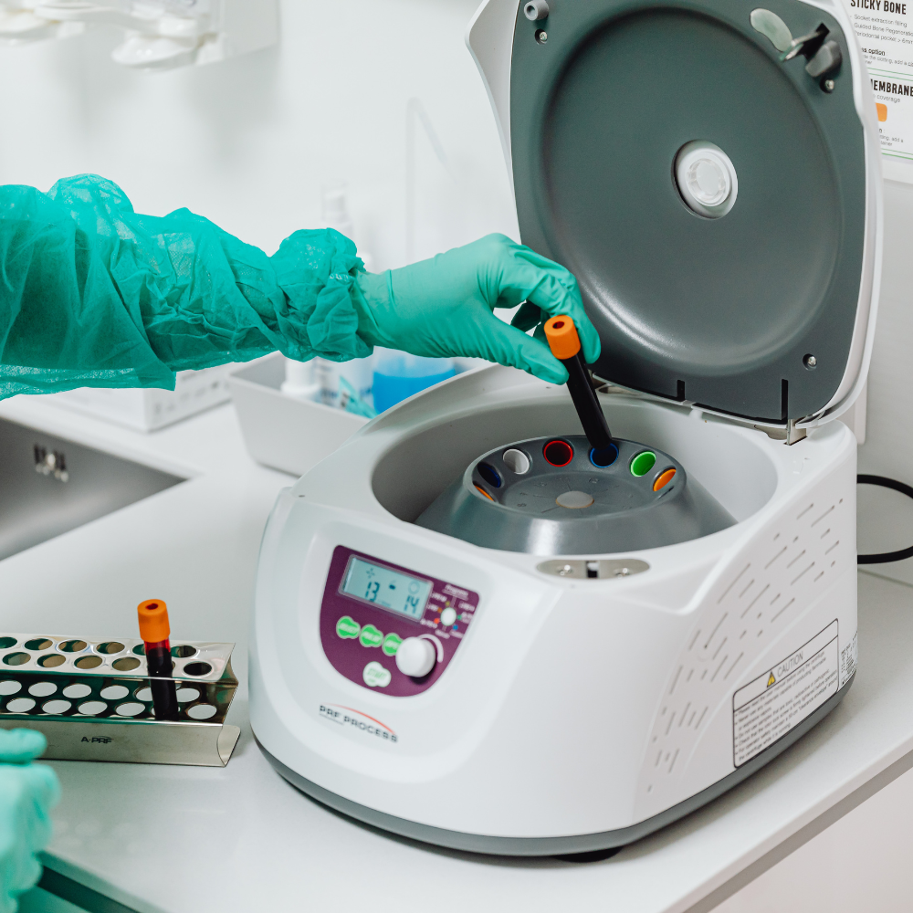 Equipamentos de laboratório com tubos de ensaio