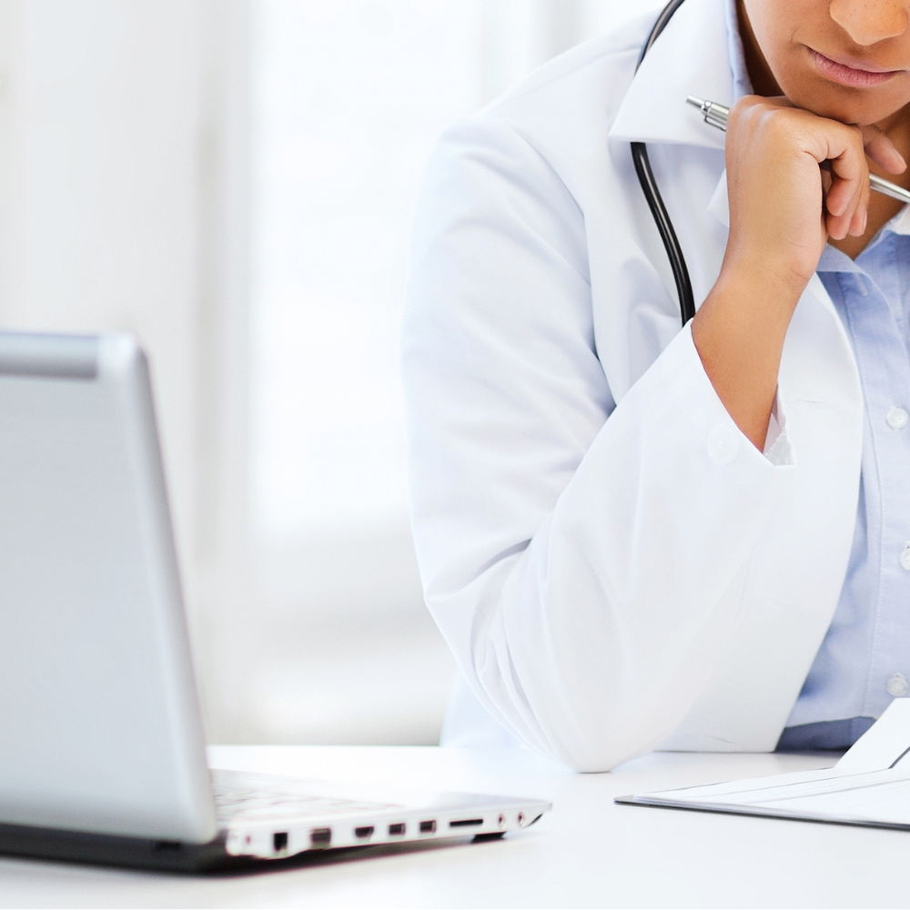 Médico avaliando exames de metabolômica e genética