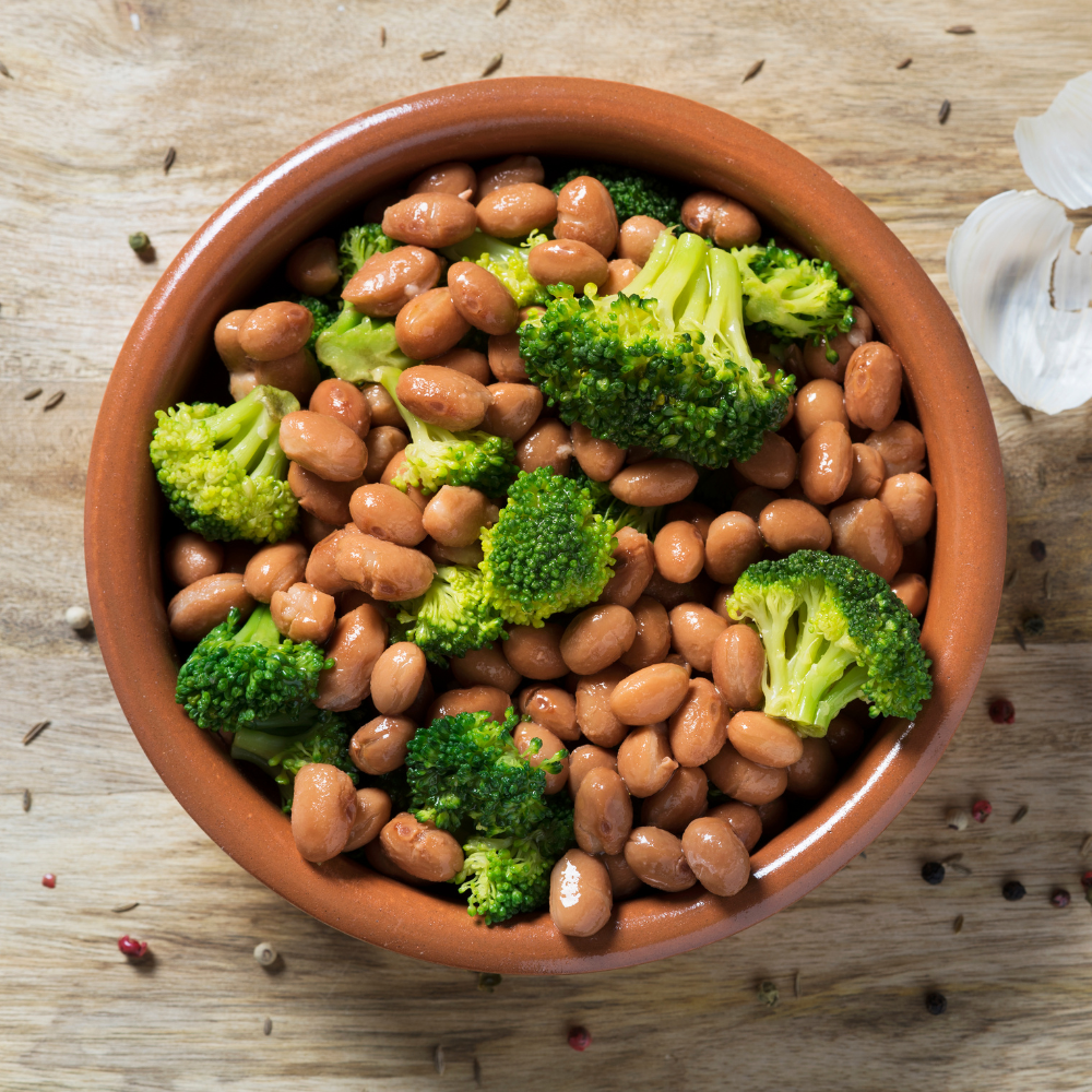 Prato com alimentos fermentativos como feijão e brócolis