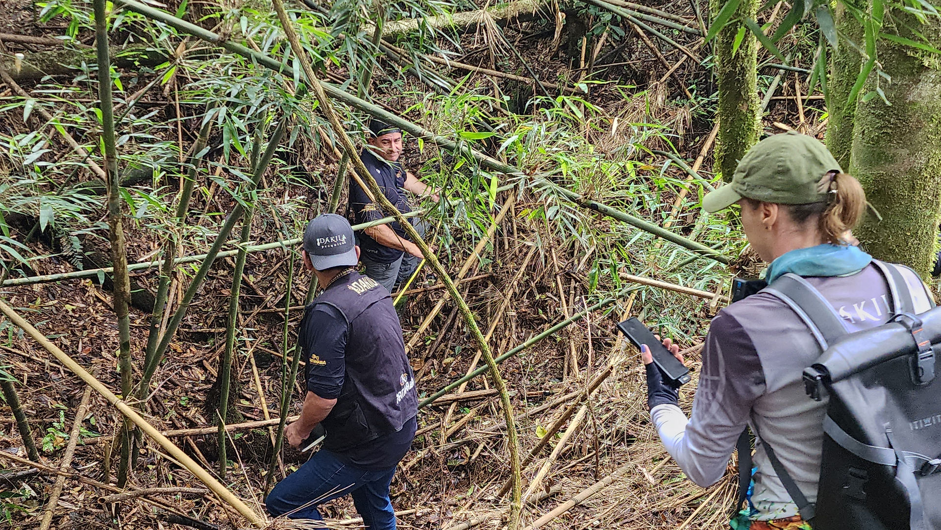 Pesquisadores tirando medidas de outra casa subterrânea