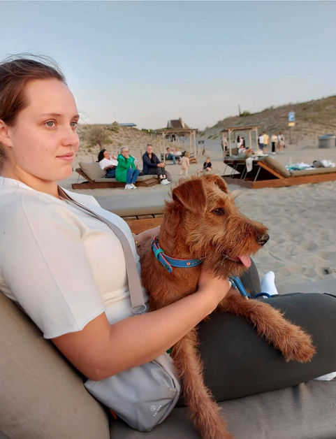 Irish Terrier mit Frauchen am Strand