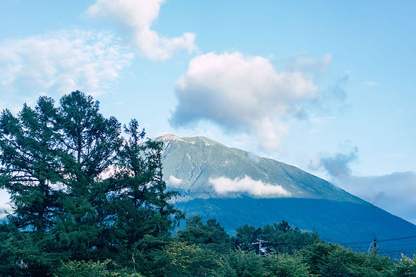 校庭から望む夏の羊蹄山.jpg