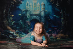 Séance bambin dans un décor sirène, photo enfant thème aquatique studio Raismes.