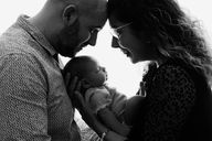 Photo de silhouette parents et bébé prise lors d'une séance naissance en studio à Raismes.