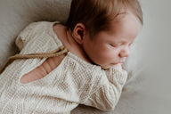 Photo de profil de bébé endormi prise lors d'une séance naissance en studio à Raismes.