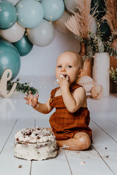 Séance anniversaire 1 an avec décor naturel et bébé en pleine découverte.