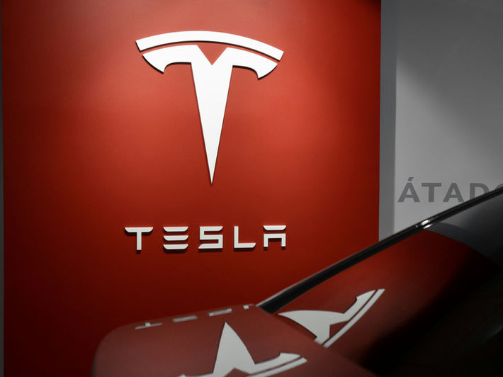 Tesla Boosts 2026 Spending for AI, Robotics Vision
