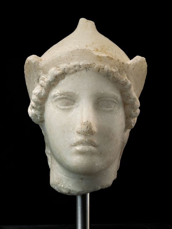 Tête d’une statuette d’Athéna découverte sur l’Acropole avant 1881, supposée être une copie de la tête de la statue chryséléphantine d’Athéna Parthénos réalisée par Phidias.