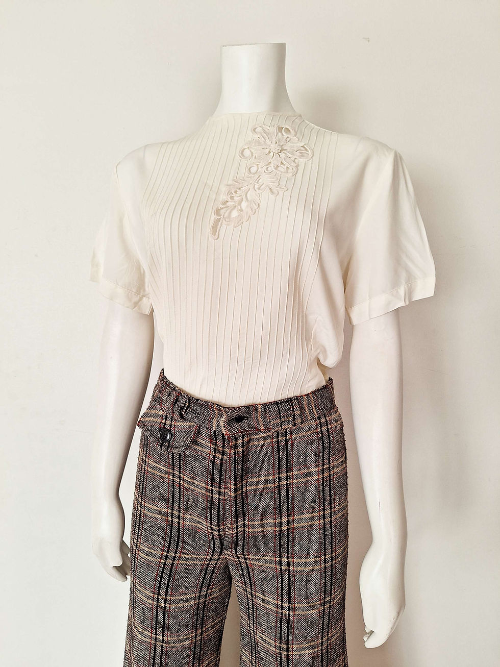 1960s Cream White T-shirt Blouse by Judy Bond with Floral Cut out - M/L