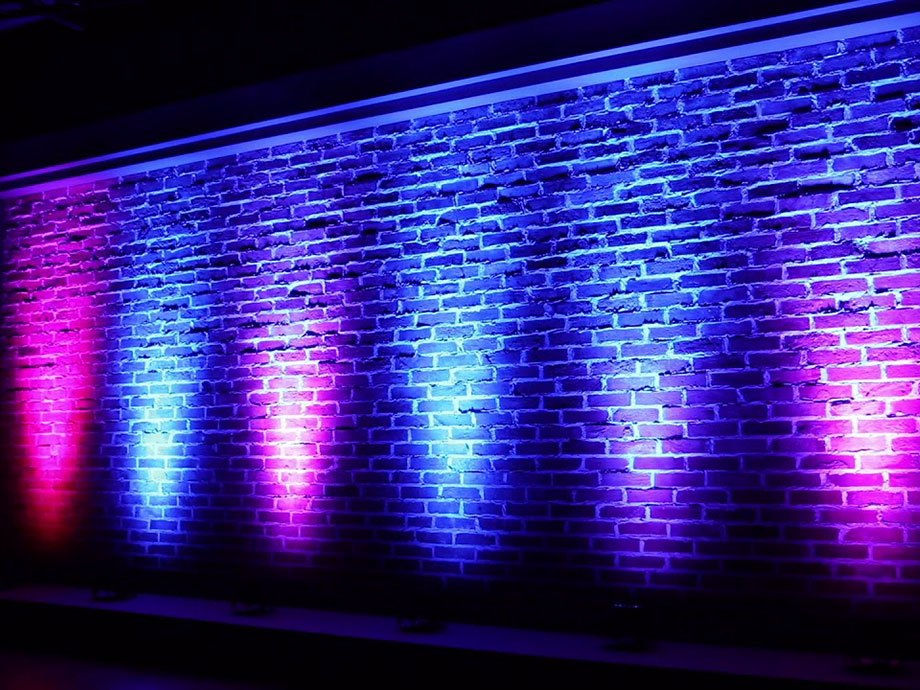 Uplights die een muur verlichten