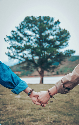 couple holding hands - dating therapy nyc