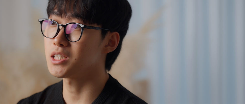 인터뷰 영상 옆