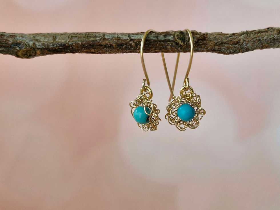 תמונה ממוזערת: עגילי זהב קצרים ועדינים עם אבן טורקיז 