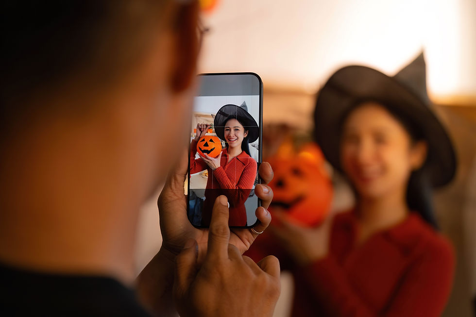 fotografía de mujer con calabaza de halloween