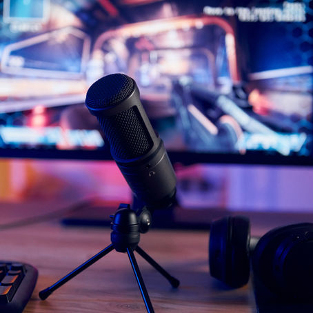 micrófono frente a una pantalla