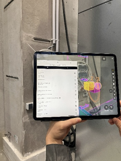 Betrachtung verschiedener Komponenten mit den parametrischen Informationen einer Anlage mithilfe von BIM und AR auf einem Tablet.