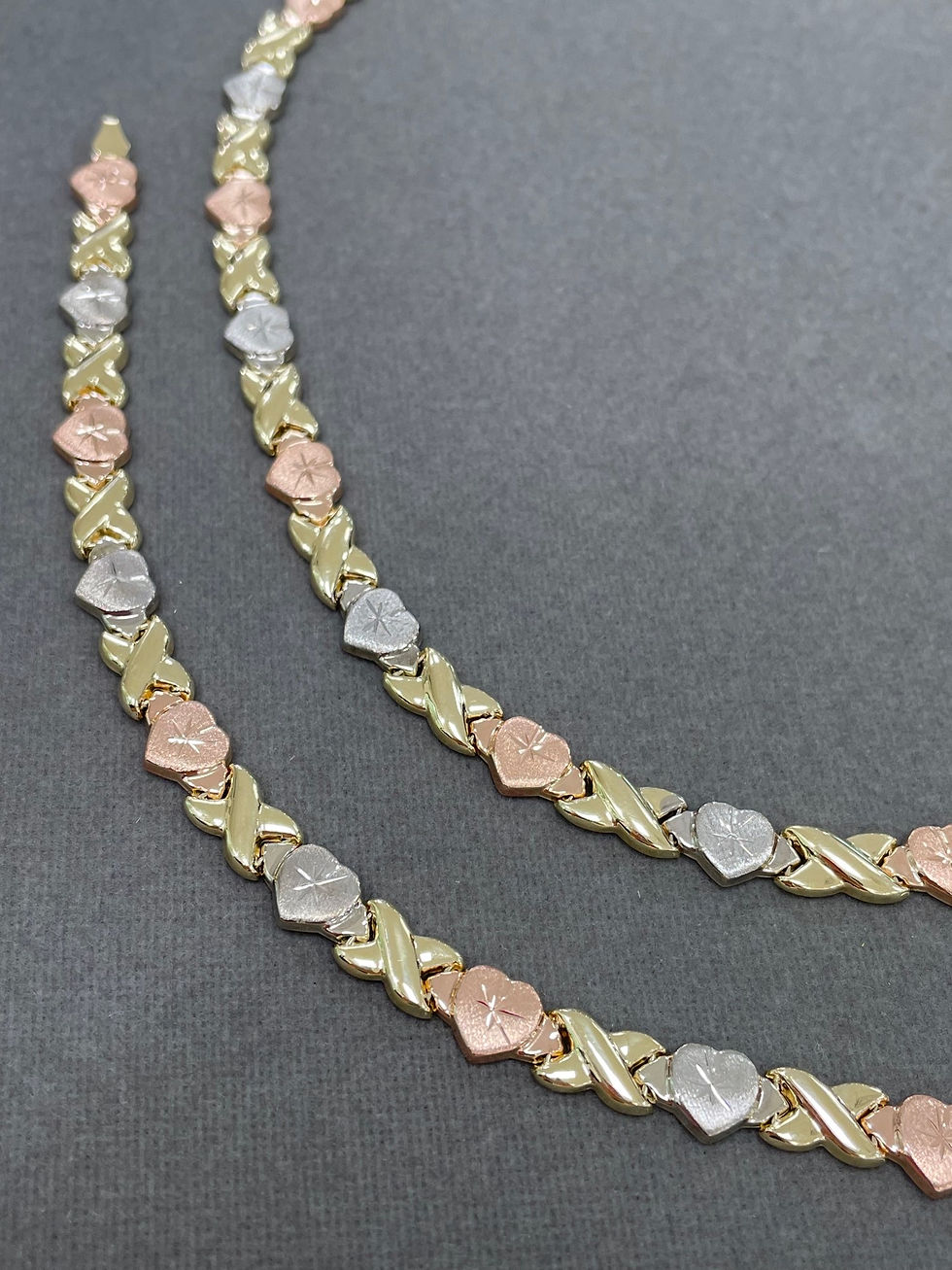 Miniatura: 10K Tri Color Hollow Hugs & Kisses XO Necklace