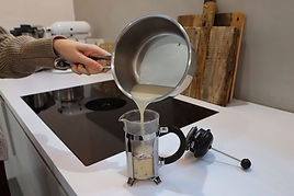 Milch in Frenchpress abfüllen