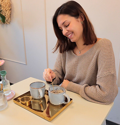 Chai-Latte in Café genießen