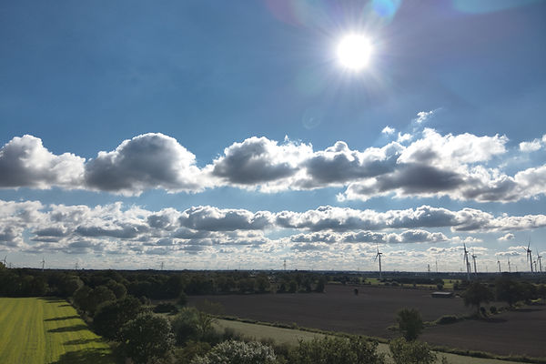 Schleswig Holstein zur Nachmittagszeit mit Windpark