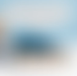 Imagem de um carro em miniatura azul apoiado sobre uma pilha de dinheiro, com moedas empilhadas à frente, simbolizando custo de aquisição, valor residual e precificação no setor automotivo.