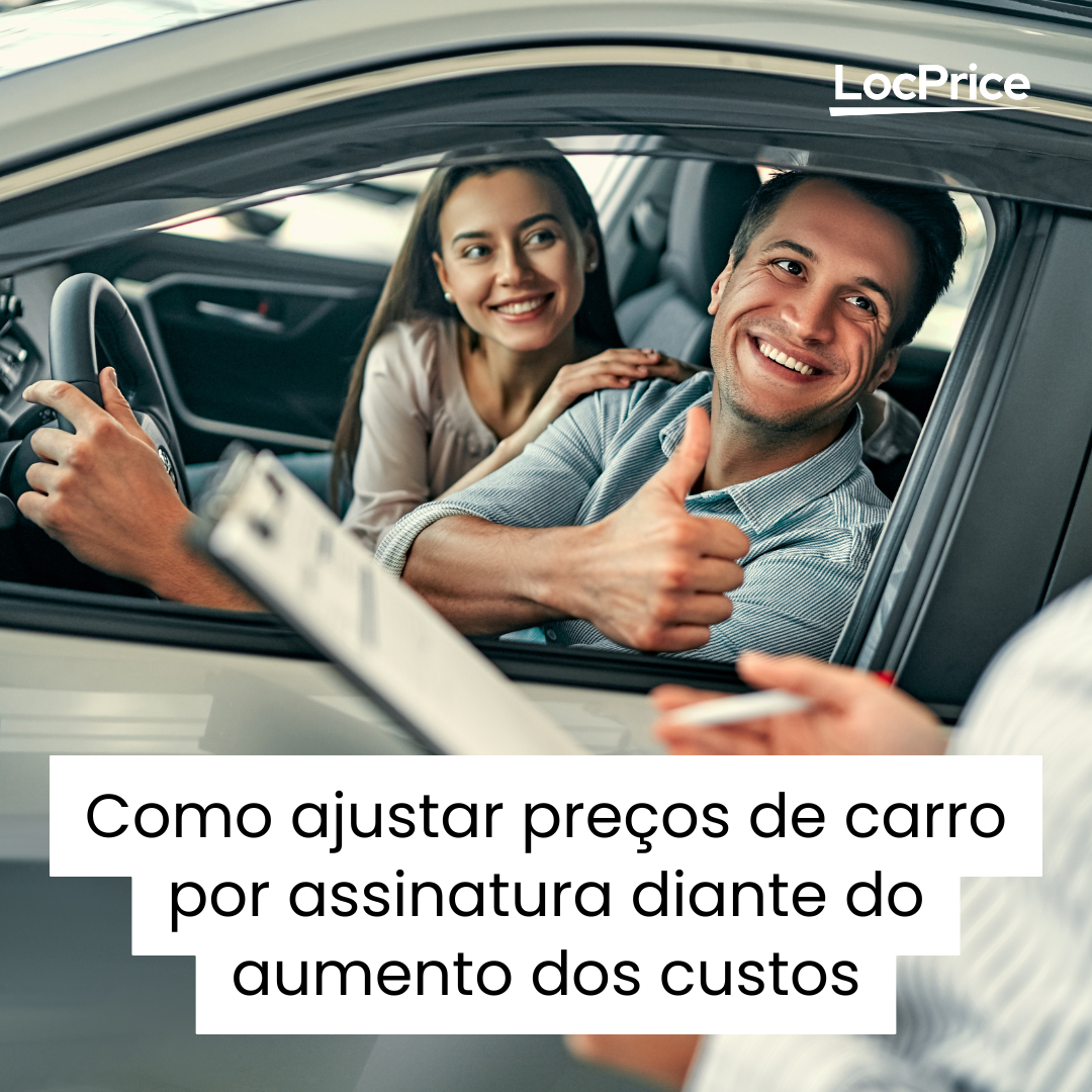 pessoas sorrindo e fechando contrato de carro por assinatura