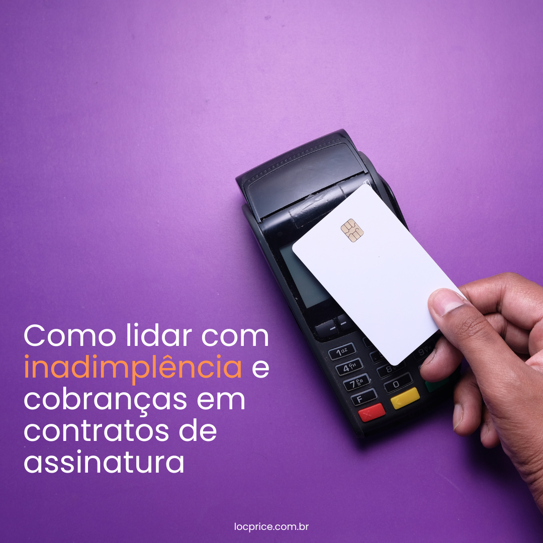 Pessoa aproxima um cartão de crédito de uma máquina de pagamento sobre fundo roxo, representando o tema de cobrança em contratos por assinatura.