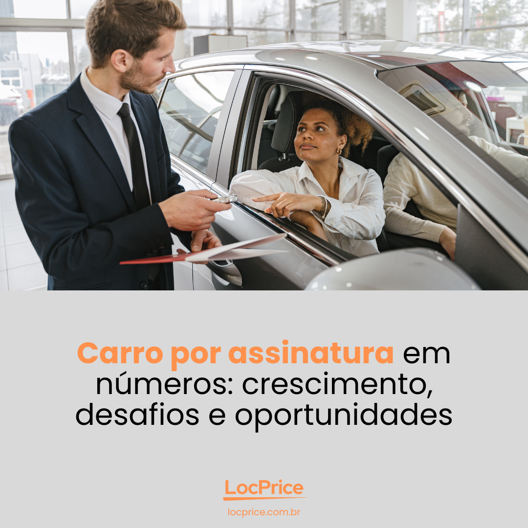 Atendente entrega chave a cliente dentro de um carro em concessionária, ilustrando o conceito moderno de carro por assinatura com foco na experiência do cliente.