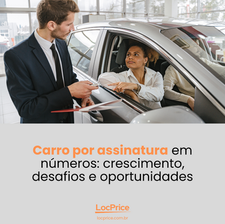 Atendente entrega chave a cliente dentro de um carro em concessionária, ilustrando o conceito moderno de carro por assinatura com foco na experiência do cliente.
