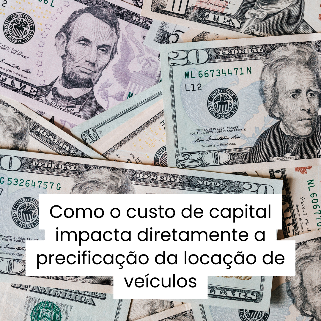 Cédulas de dólares ilustrando o impacto do custo de capital na precificação de contratos de locação de veículos.