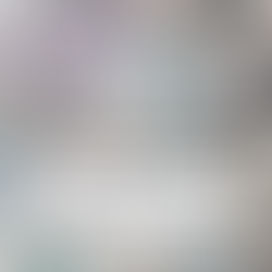 Cédulas de dólares ilustrando o impacto do custo de capital na precificação de contratos de locação de veículos.