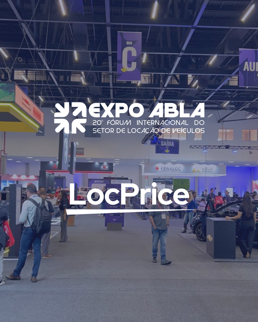 Imagem do estande e corredor da EXPO ABLA 2025 com visitantes e expositores, destacando o logo LocPrice no evento do setor de locação de veículos.