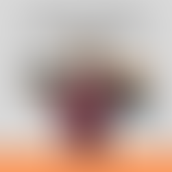 Imagem com fundo cinza claro e faixa laranja na parte inferior, contendo o logotipo da LocPrice e o site “locprice.com.br”. No centro, há um homem de camisa social bordô sorridente, com braços cruzados, sobreposto a uma estrada ao pôr do sol. Na parte superior, o texto: “Por que a precificação correta é essencial para o sucesso da sua locadora?”.