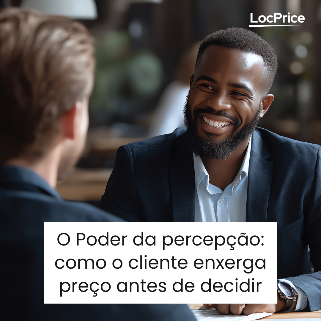 Cliente analisando proposta enquanto avalia valor percebido antes de decidir o preço.