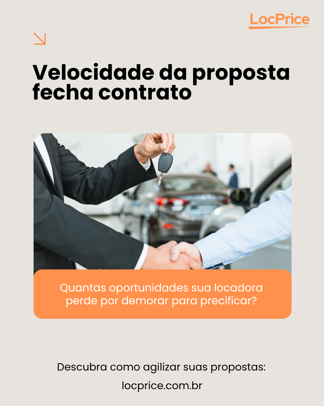 Pessoa entregando chave de carro após fechar contrato, representando agilidade e eficiência na precificação de locadoras.