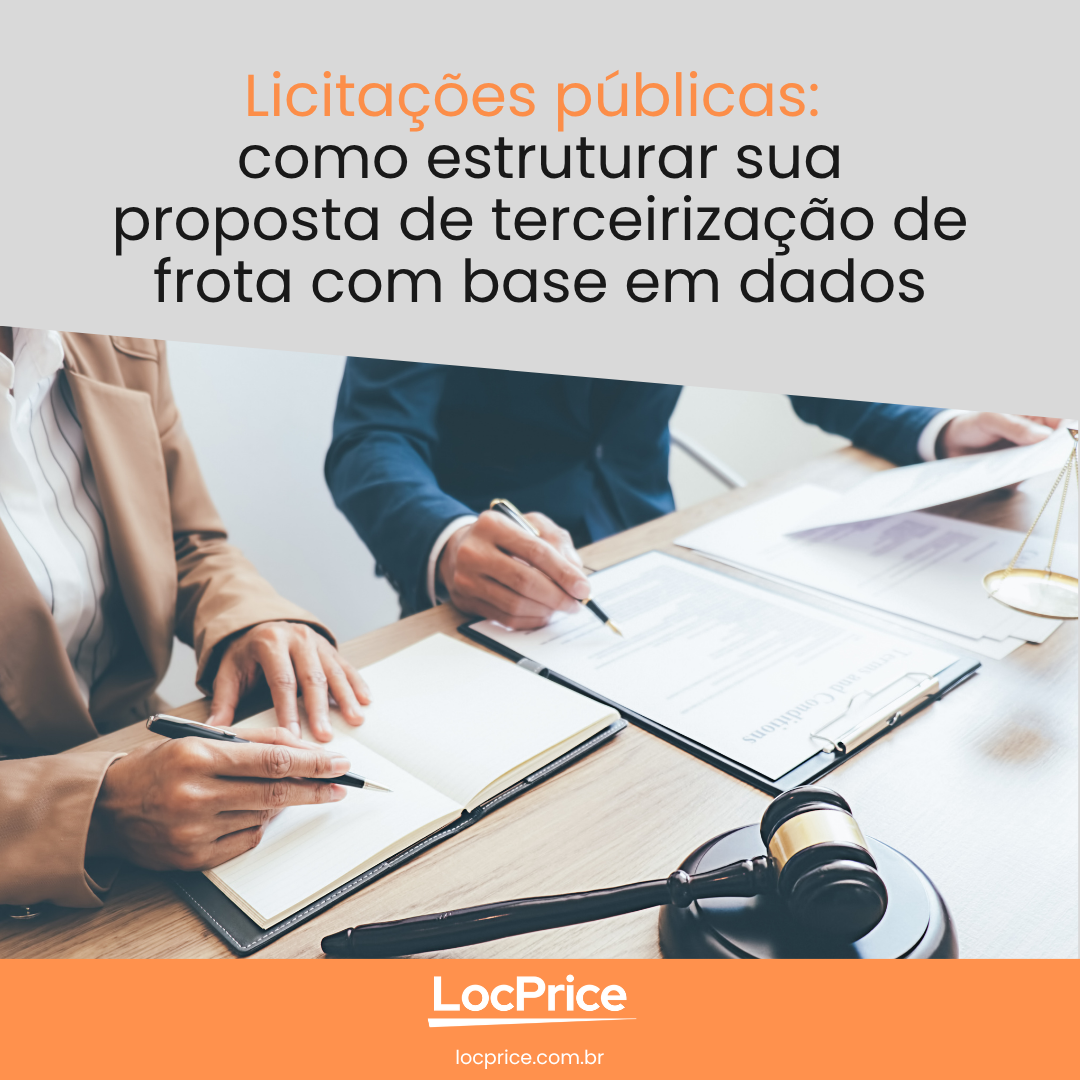 Duas pessoas de terno revisam documentos sobre uma mesa de madeira, com um martelo de juiz ao lado, simbolizando o contexto jurídico de licitações. Texto: Licitações públicas: como estruturar sua proposta de terceirização de frota com base em dados.