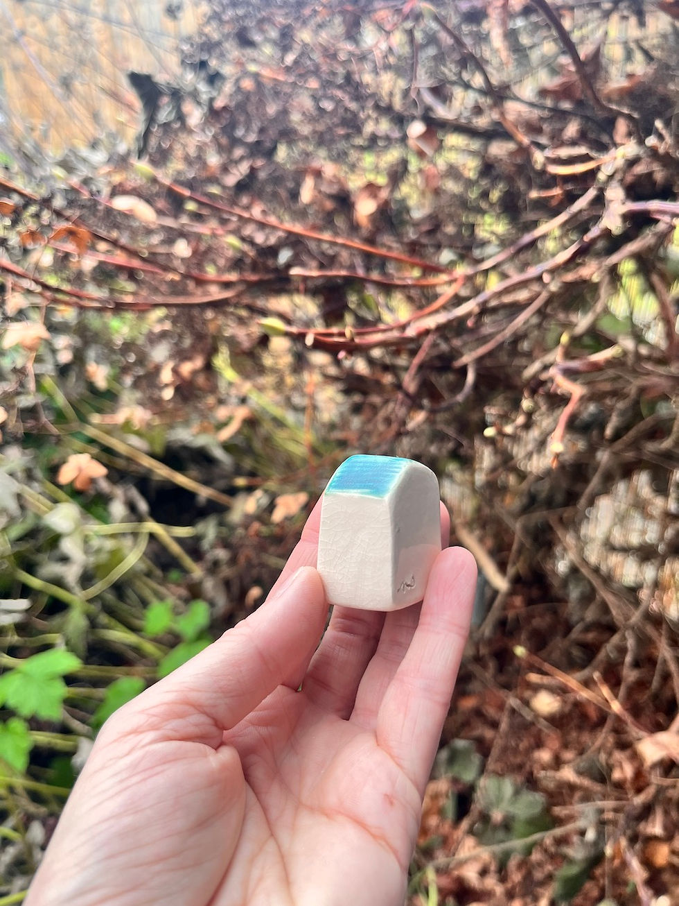 Miniature : Trois petites maisons crème et bleu oriental