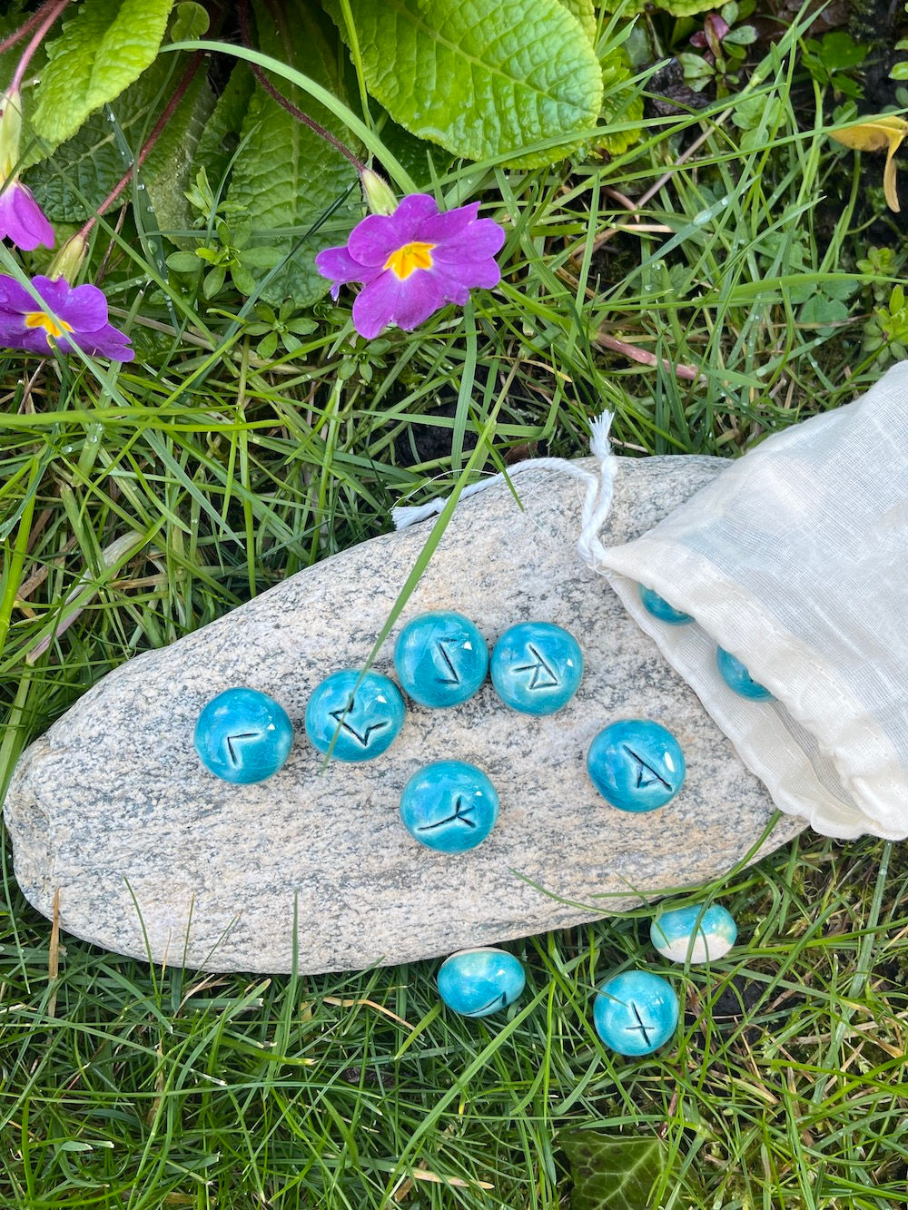 Jeu oracle de 25 runes boules rondes bleu oriental